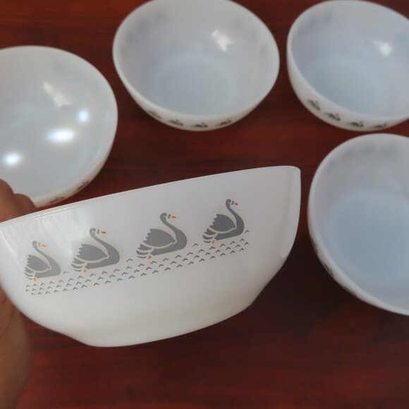 Set of 5 Vintage MCM Termocrisa Swan Pattern Bowls - Picture 8 of 9